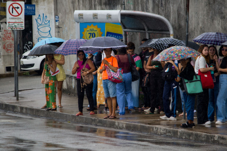 FORTALEZA, CEARÁ, BRASIL, 21-02-2024: Movimentação do trânsito e de pessoas com guarda-chuva durante a chuva da manhã na Domingos Olimpio com Aguanambi. (Foto: Samuel Setubal)
