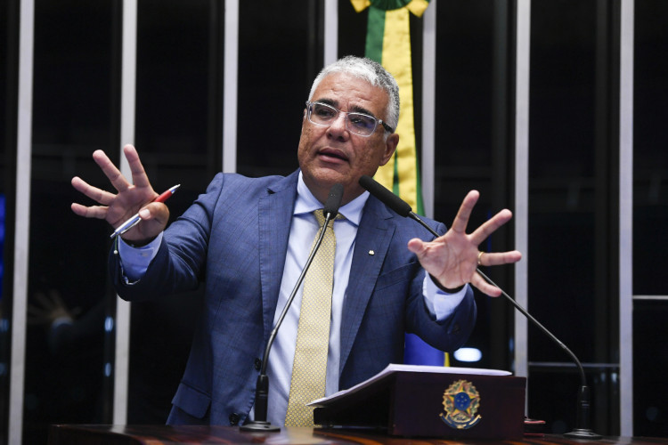 Senador Eduardo Girão (Novo-CE) acusa o Governo e o presidente Luiz Inácio Lula da Silva (PT) de alegarem neutralidade, mas jogarem com "dois pesos e suas medidas"