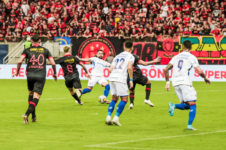 Jogadores de Fortaleza e Sport disputam bola em jogo da Copa do Nordeste 2024