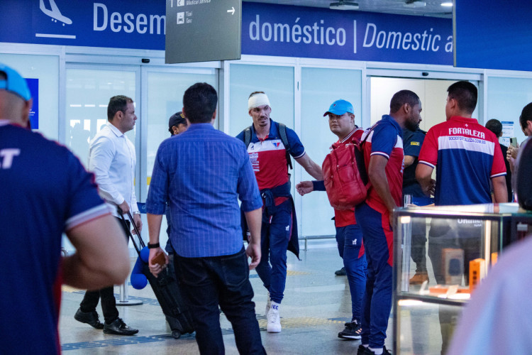 FORTALEZA, CEARÁ, BRASIL, 22-02-2024: Delegação do Fortaleza chega ao aeroporto logo apos um atentado depois do jogo contra o Sport em Recife dentro do onibus. (Foto: Samuel Setubal/ O Povo)