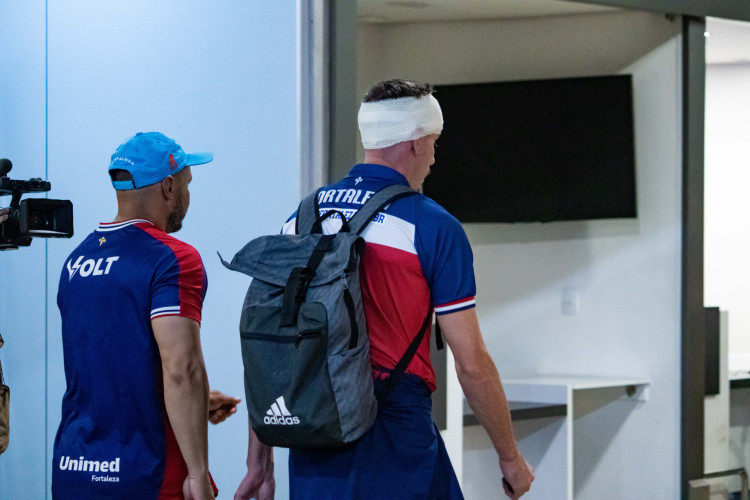 FORTALEZA, CEARÁ, BRASIL, 22-02-2024: Delegação do Fortaleza chega ao aeroporto logo apos um atentado depois do jogo contra o Sport em Recife dentro do onibus. (Foto: Samuel Setubal/ O Povo)