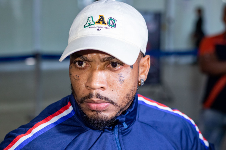 FORTALEZA, CEARÁ, BRASIL, 22-02-2024: Delegação do Fortaleza chega ao aeroporto logo apos um atentado depois do jogo contra o Sport em Recife dentro do onibus. (Foto: Samuel Setubal/ O Povo)