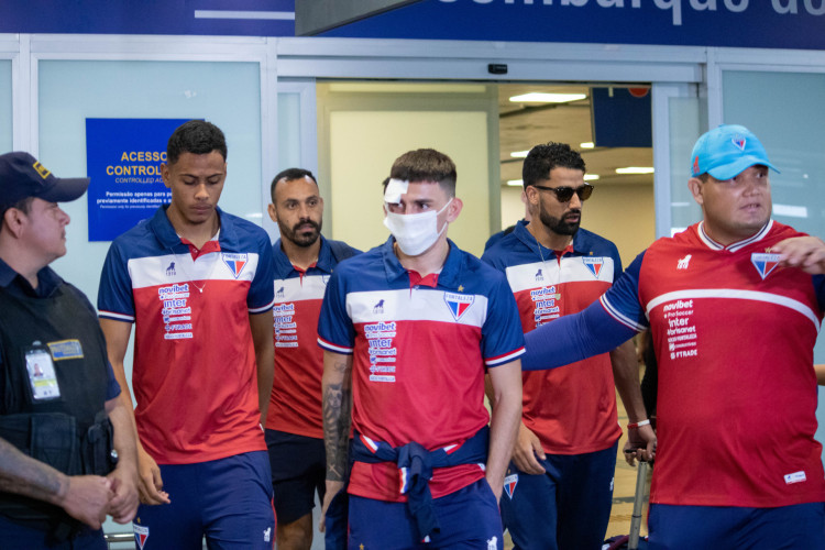 DELEGAÇÃO do Fortaleza chega ao Aeroporto de Fortaleza. Ao centro, o lateral-esquerdo Gonzalo Escobar, que sofreu traumatismo cranioencefálico  
