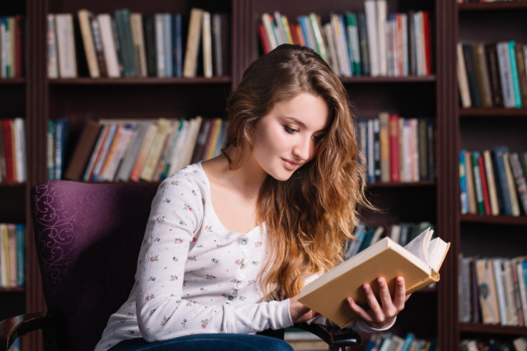 O tarô pode auxiliar a nossa vida de diferentes formas (Imagem: Valeriya Anufriyeva | Shutterstock)