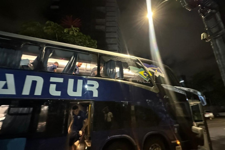 Ônibus da delegação do Fortaleza foi atacado por torcedores do Sport após partida na Arena Pernambuco