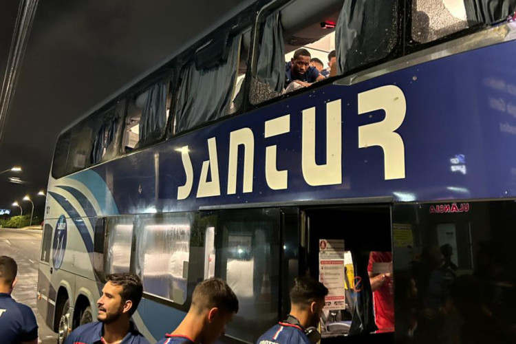 Ônibus do Fortaleza após apedrejado pela torcida organizada do Sport