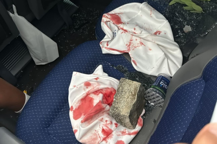 Pedras e bombas foram arremessados em ônibus com a delegação do Fortaleza