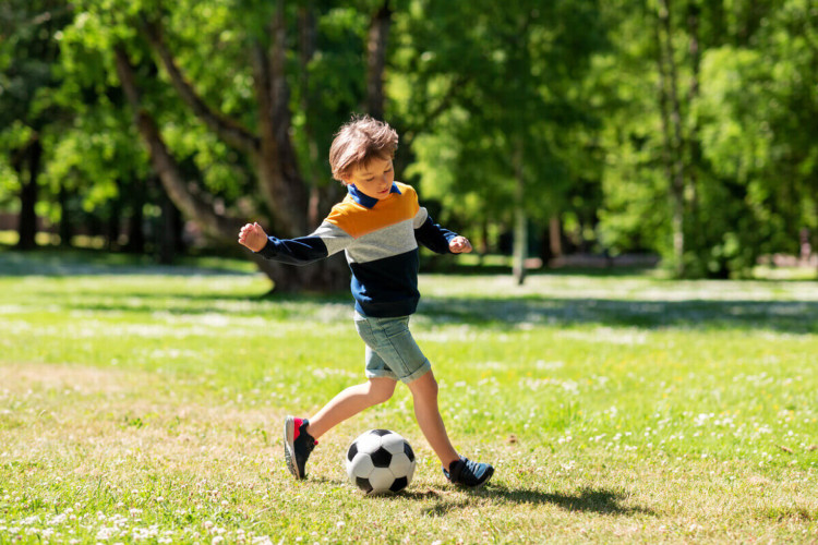 Praticar esportes beneficia crianças e adolescentes de diversas maneiras (Imagem: Ground Picture | Shutterstock)