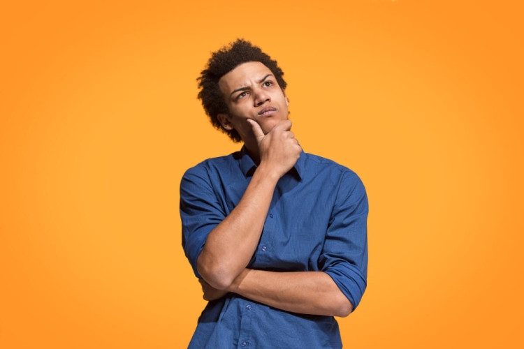 Na Língua Portuguesa, existem palavras com a grafia muito parecida, mas com significados diferentes (Imagem: Master1305 | Shutterstock)