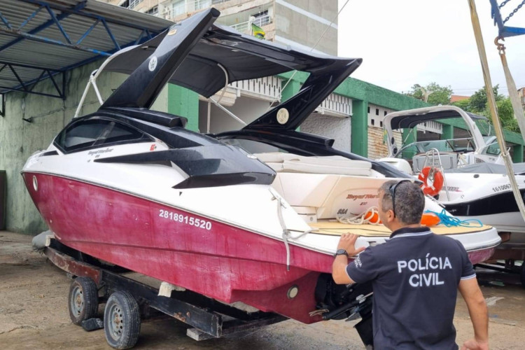 Policiais apreenderam um imóvel, oito automóveis de luxo, uma lancha e 25 relógios de valores elevados 