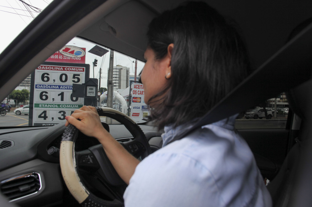 Alterações na cobrança de impostos estaduais sobre combustíveis, telecomunicações e energia elétrica geraram perdas arrecadatórias aos estados, como o Ceará, em 2023