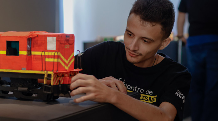 Marcos Vinícius, 21, é o ferromodelista mais jovem no encontro do Museu Ferroviário