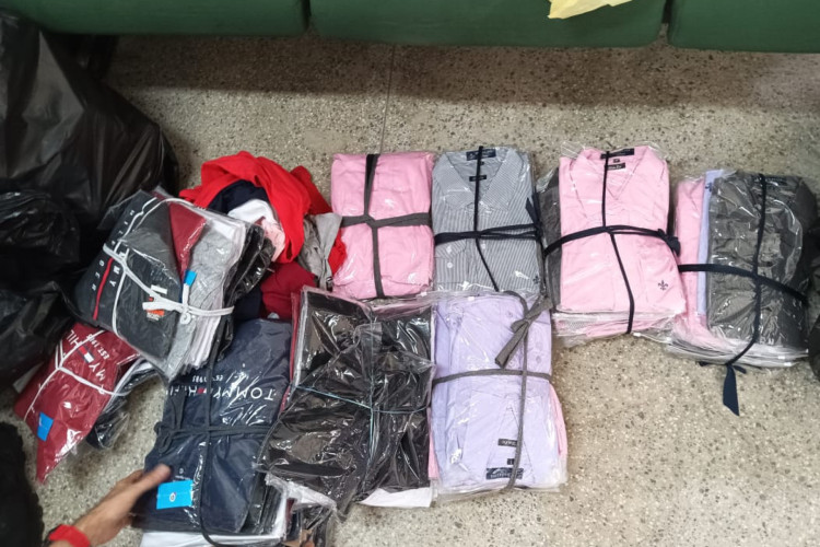 Polícia apreendeu tênis, camisas e outros produtos falsificados em loja no Centro de Fortaleza 