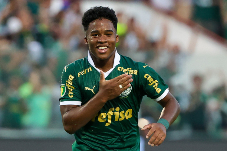 Atacante Endrick comemora gol no jogo Palmeiras x Corinthians, na Arena Barueri, pelo Campeonato Paulista 2024