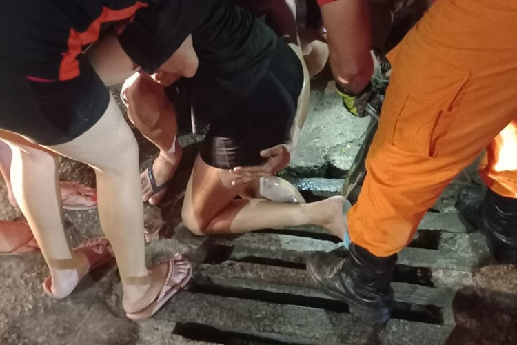 Jovem pende pé em bueiro e é resgatada pelos bombeiros, em Maracanaú