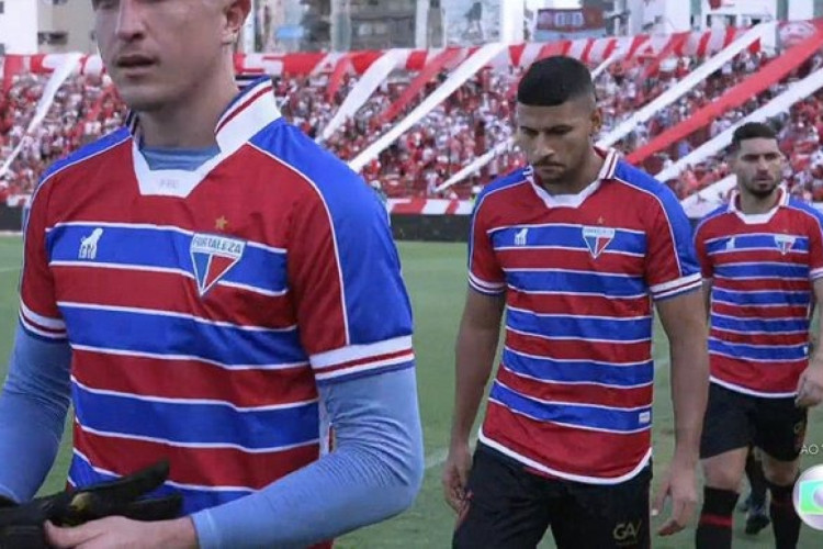 Jogadores do Sport entram em campo com camisa do Fortaleza