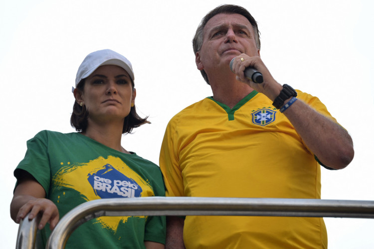 Bolsonaro ao lado da ex-primeira-dama Michelle, que abriu evento com oração e chorou
