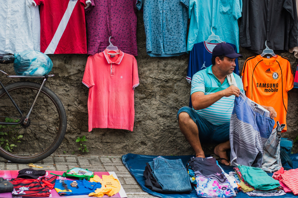 Na falta de espaço para acomodar todos os comerciantes, alguns deles ocupam as calçadas(Foto: FERNANDA BARROS)