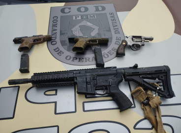 Armas apreendidos com os quatro suspeitos mortos em intervenção policial em Ibiapina 