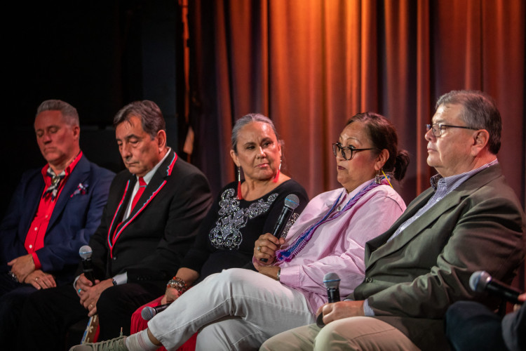 Membros da nação Osage falam sobre o filme de Martin Scorsese 'Assassinato da Lua das Flores': consultor e produtor Chad Renfro, compositor Scott George e os cantores Julia Lookout, Angela Toineeta e Vann BigHorse(Foto: Apu Gomes / AFP) Membros da nação Osage falam sobre o filme de Martin Scorsese 'Assassinato da Lua das Flores': consultor e produtor Chad Renfro, compositor Scott George e os cantores Julia Lookout, Angela Toineeta e Vann BigHorse(Foto: Apu Gomes / AFP)