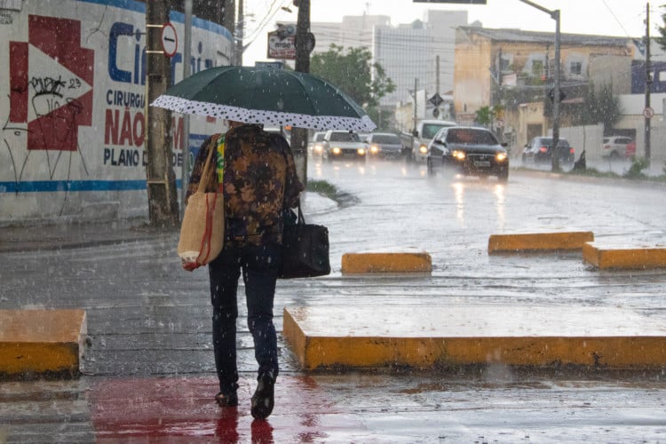 Imagem de apoio ilustrativo. Chuvas no cruzamento entre as avenidas Aguanambi e Domingos Olímpio, em Fortaleza