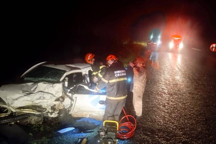 Dois carros se envolveram em uma colisão frontal na CE-138. Os condutores dos veículos ficaram presos às ferragens e morreram no local

