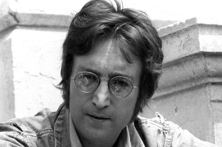 John Lennon foi assassinado em dezembro de 1981. Casa de leilão pretendia vender bala de arma usada no crime