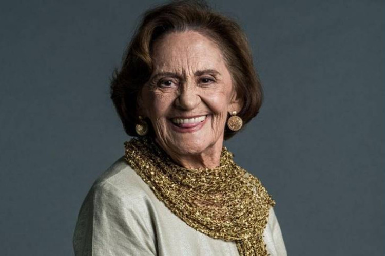 Atriz Laura Cardoso recebe homenagem no Dia da Mulher.