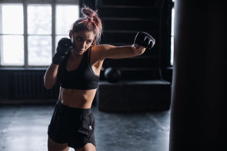 A prática regular de boxe favorece a saúde física e mental (Imagem: Just Stock | Shutterstock)