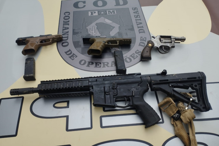 Armas apreendidos com os quatro suspeitos mortos em intervenção policial em Ibiapina