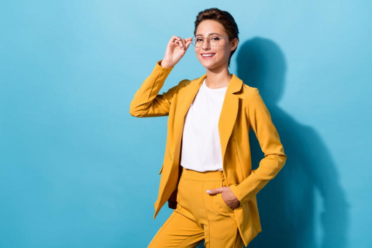 A alfaiataria 
transcendeu o ambiente corporativo, misturando-se ao dia a dia com estilo casual e cool (Imagem: Roman Samborskyi | Shutterstock)