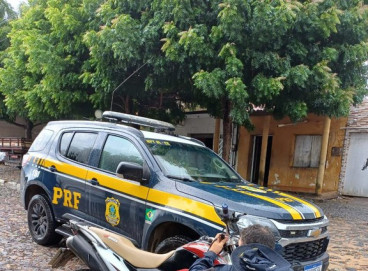 Depois do cruzamento de dados, os policiais confirmaram que a moto apreendida havia sido roubada em 2014 