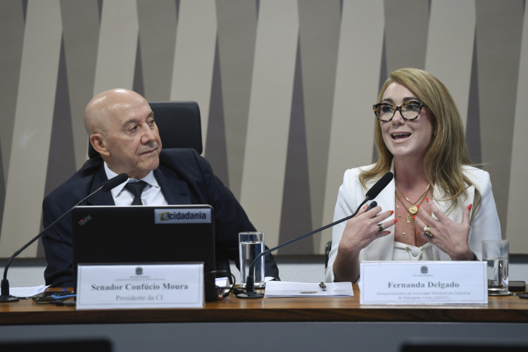Na foto, o senador Confúcio Moura (MDB-RO), presidente da Comissão de Serviços de Infraestrutura e a diretora-executiva da Associação Brasileira das Indústrias de Hidrogênio Verde (ABIHV), Fernanda Delgado
