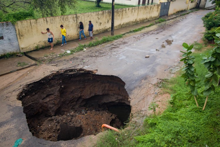 Após chuva forte, buraco se abre na rua Doutor Manuel Soares, no bairro Antônio Bzerra