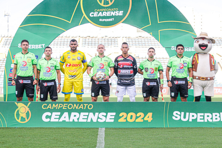 Quinteto de arbitragem e capitães Mauro Iguatu e Ciel no jogo Ferroviário x Iguatu, no PV, pelo Campeonato Cearense 2024