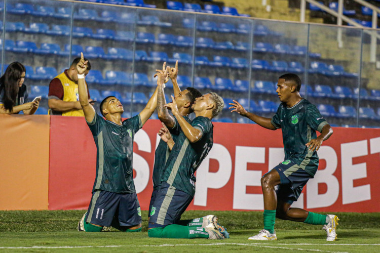 Jogadores do Floresta comemoram gol no jogo Floresta x Maracanã, no PV, pelo Campeonato Cearense 2024 