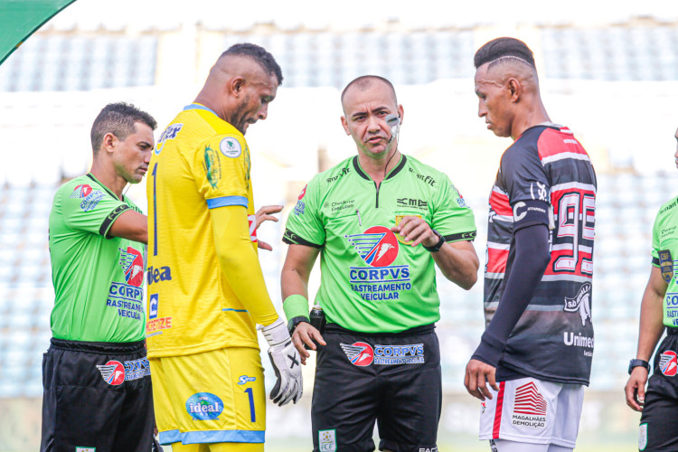 Goleiro Mauro Iguatu, árbitro Magno Cordeiro e atacante Ciel no jogo Ferroviário x Iguatu, no PV, pelo Campeonato Cearense 2024