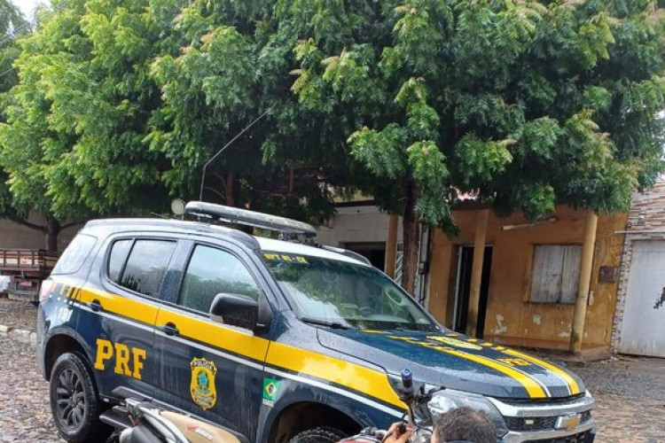 Depois do cruzamento de dados, os policiais confirmaram que a moto apreendida havia sido roubada em 2014