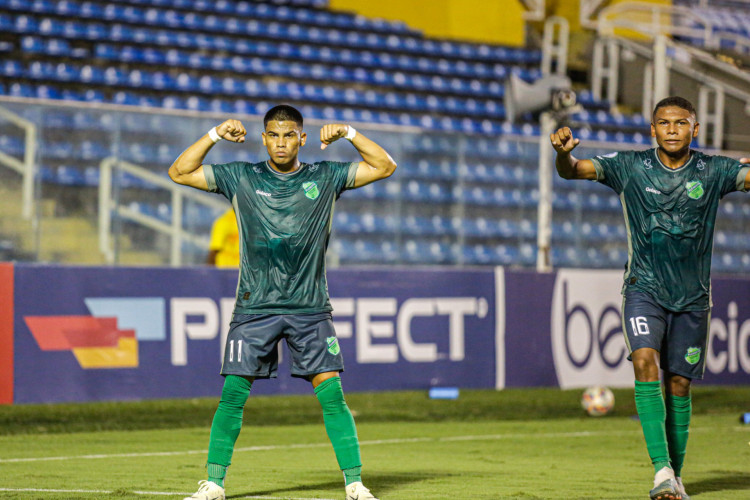 Atacante Romarinho comemora gol no jogo Floresta x Maracanã, no PV, pelo Campeonato Cearense 2024 