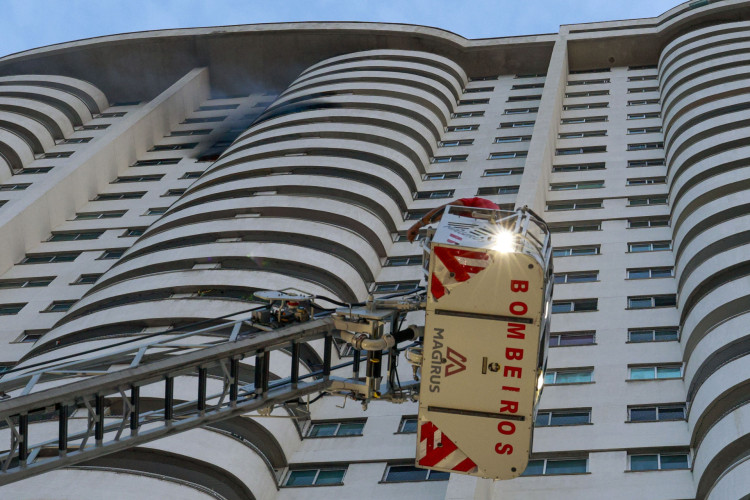 Fortaleza, CE, BR 28.02.24 - Bombeiros apagam fogo em apartamento em prédio na rua Guilherme Rocha (Fco Fontenele/OPOVO)