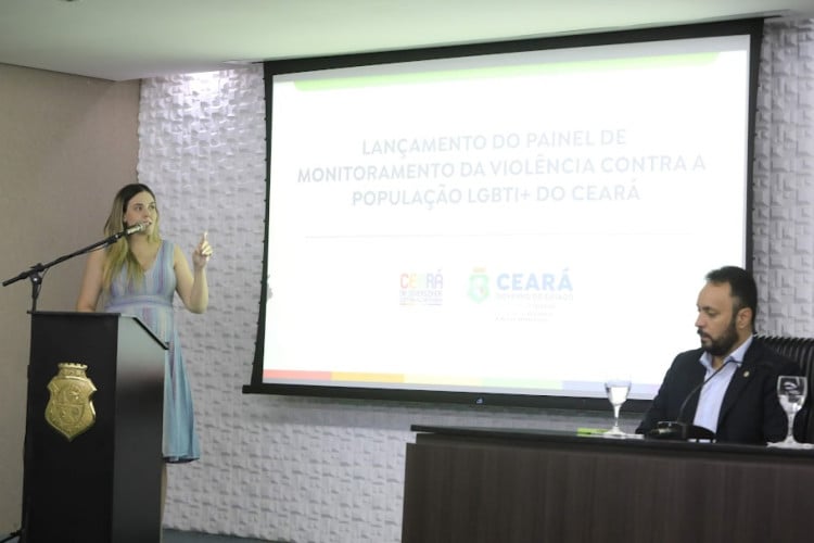 Vice-governadora Jade Romero abrindo a solenidade de lançamento do painel de combate a violência LGBTQI+