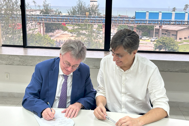 O presidente da Fracht Log, Ruedi Reisdorf, e o presidente do Complexo do Pecém, Hugo Figueirêdo, assinaram o contrato para novo terminal