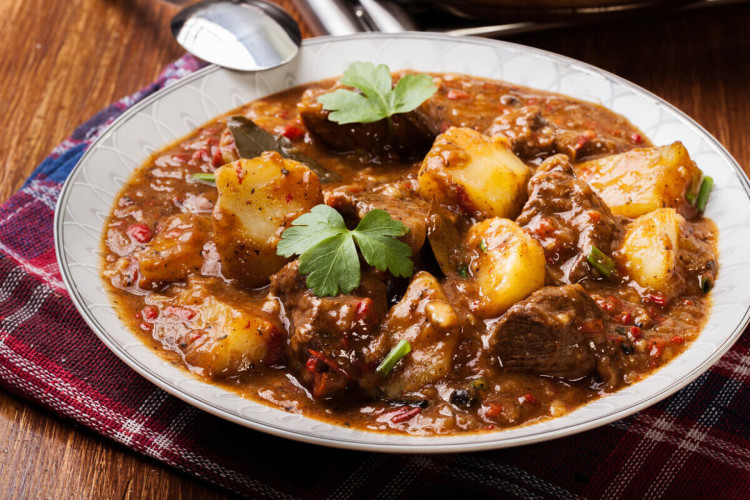 Carne com batata (Imagem: Slawomir Fajer | Shutterstock)