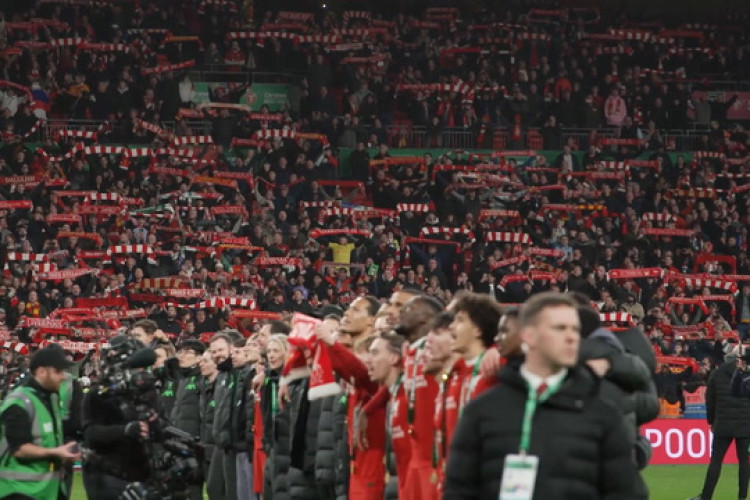You'll Never Walk Alone: elenco e torcida do Liverpool cantam juntos após título