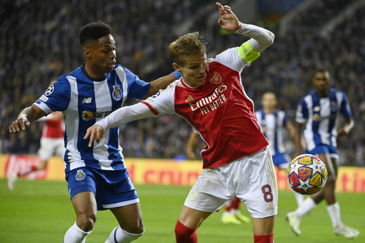 Wendell e Odegaard disputam lance no jogo Porto x Arsenal, no Estádio do Dragão, pela Champions League