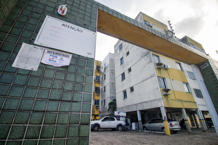 Movimenta&ccedil;&atilde;o de pessoas saindo do Residencial Santa Helena no &uacute;ltimo s&aacute;bado, 2
