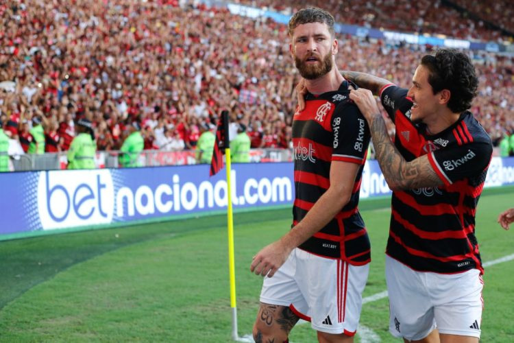 Léo Pereira e Pedro (ambos na foto) marcaram na vitória do Flamengo sobre o Madureira 
