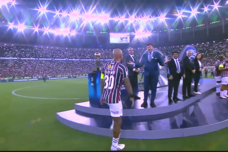 Fluminense ergue a taça da CONMEBOL Recopa Sudamericana