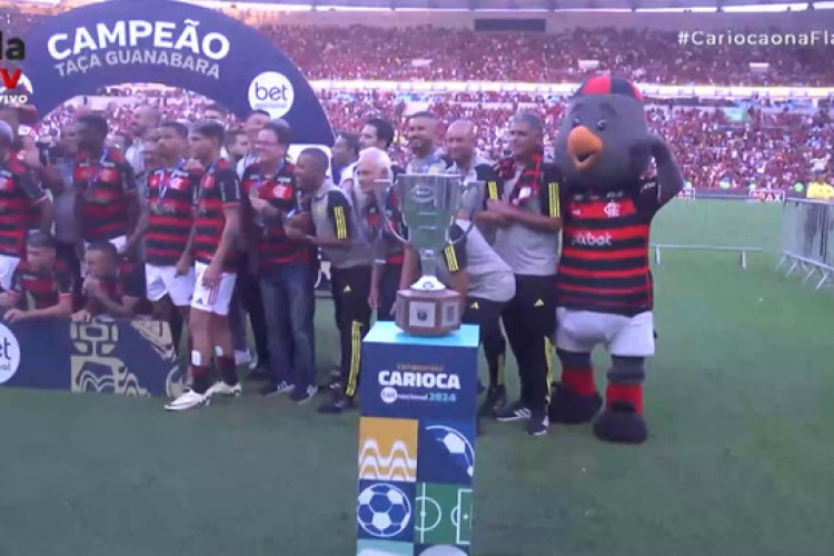 Flamengo recebe o troféu da Taça Guanabara; confira