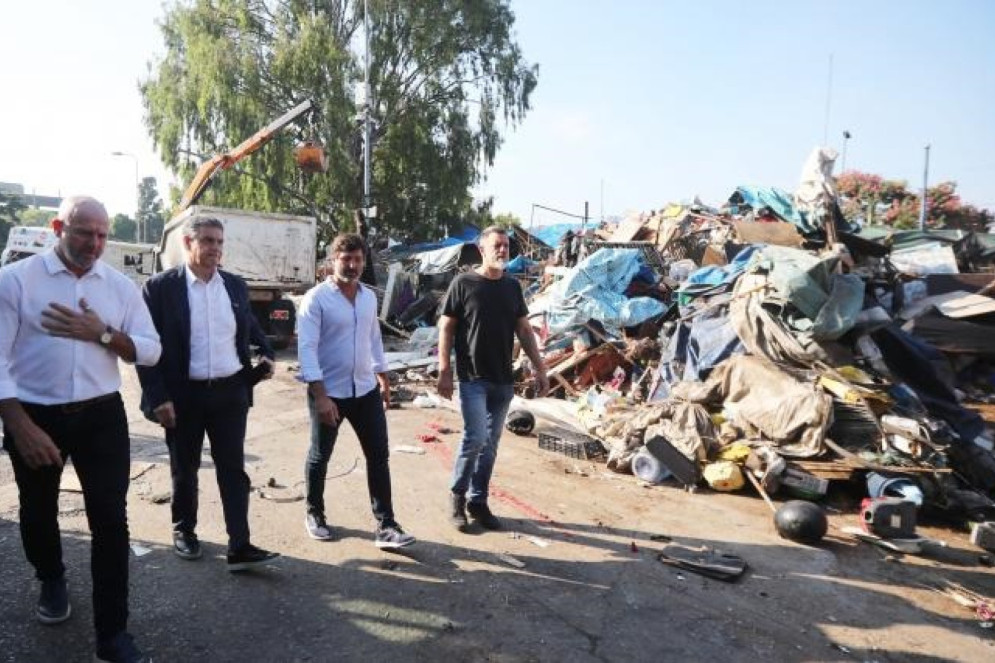 Jorge Macri, prefeito de Buenos Aires, Argentina, é surpreendido por rato durante desocupação de feira